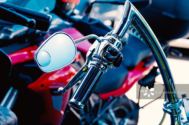 摩托车把手和后视镜特写图片素材