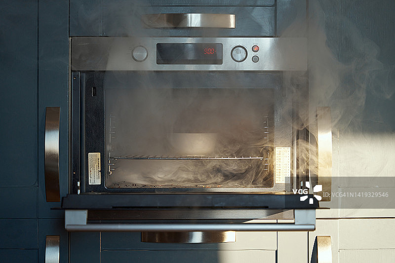 烤箱里碗里有烧焦的食物图片素材