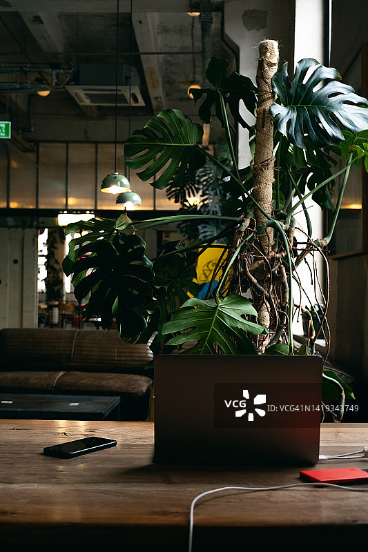 办公室桌上的触摸屏手机和笔记本电脑图片素材