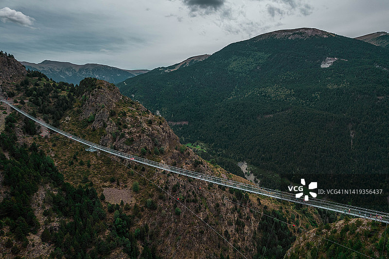 安道尔比利牛斯山脉中横跨山谷的行人悬索桥航拍图片素材