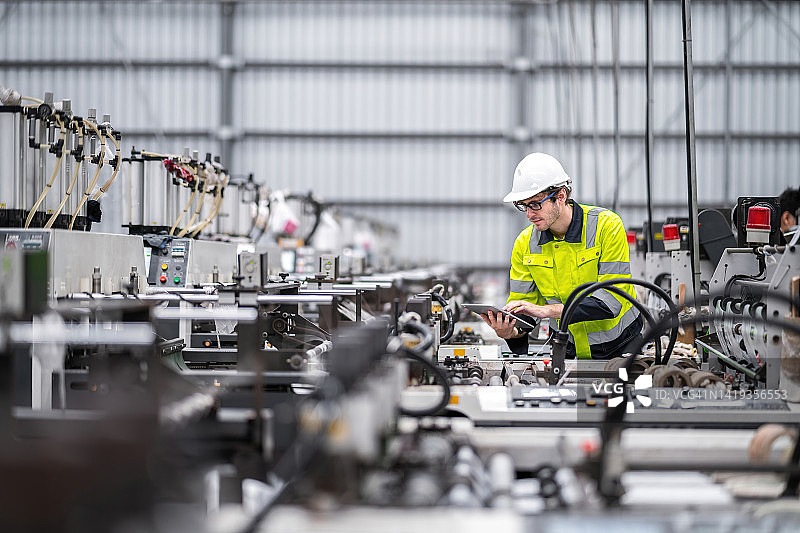 工程师在重工业制造厂工作图片素材