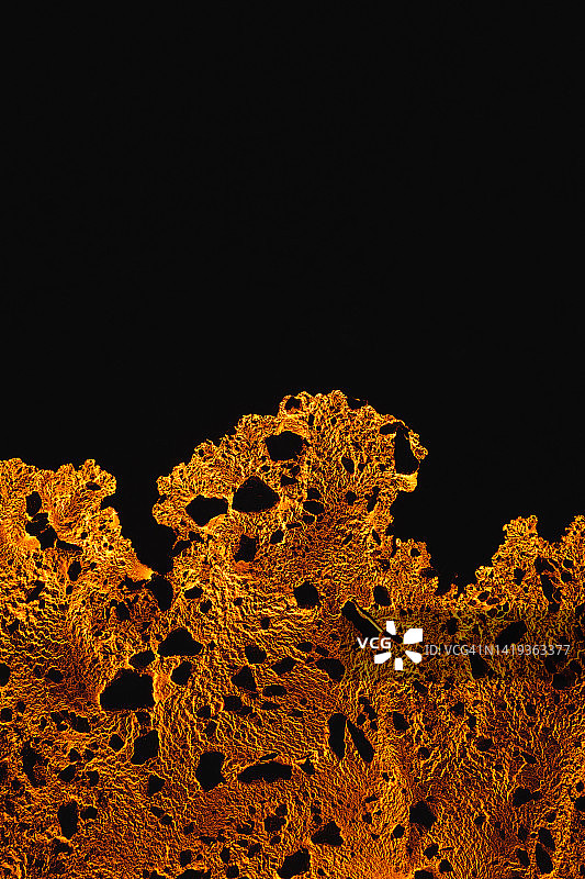 冰岛雷克雅内斯半岛熔岩河流边缘无人机视角图片素材