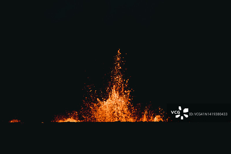 冰岛火山喷发：夜间熔岩喷射景象图片素材