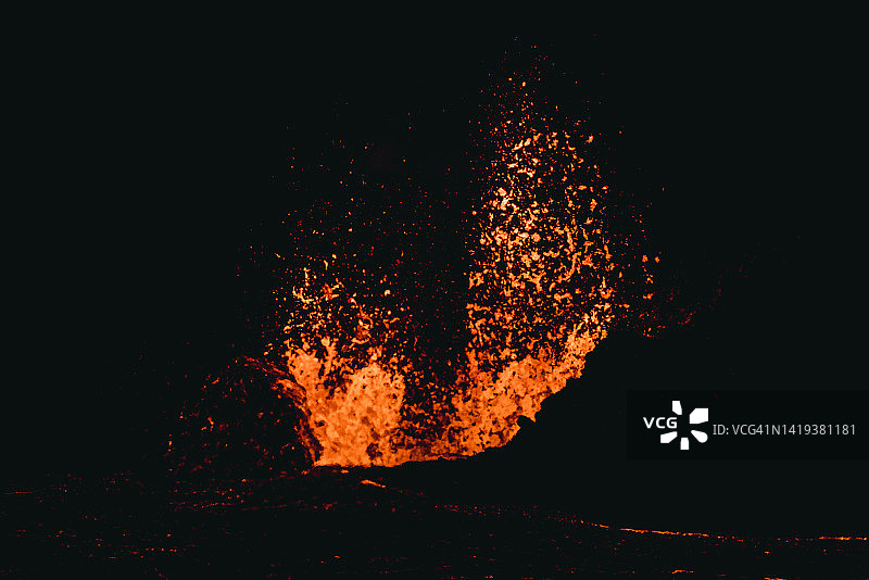 冰岛雷克雅内斯半岛火山坑中喷出的熔岩，透过热雾拍摄的特写照片图片素材