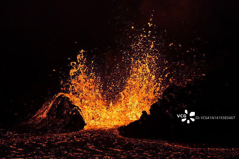 冰岛雷克雅内斯半岛火山喷发的熔岩图片素材