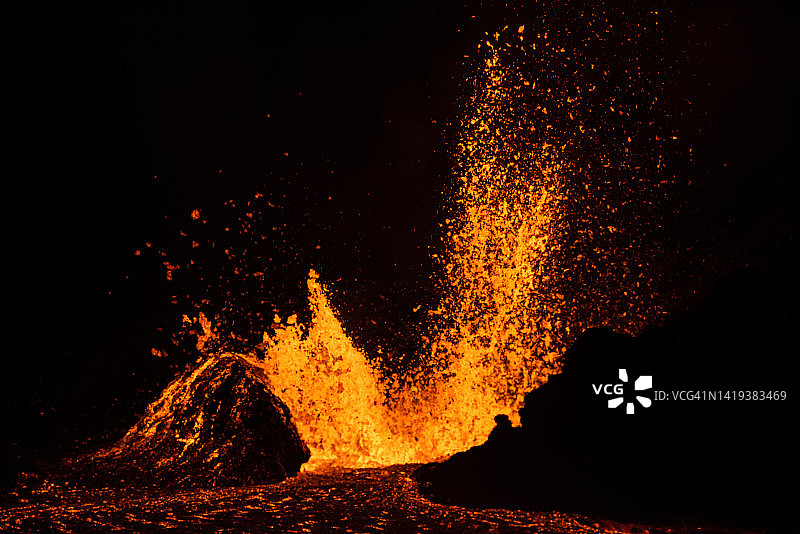 冰岛雷克雅内斯半岛夜间火山爆发岩浆喷射图片素材