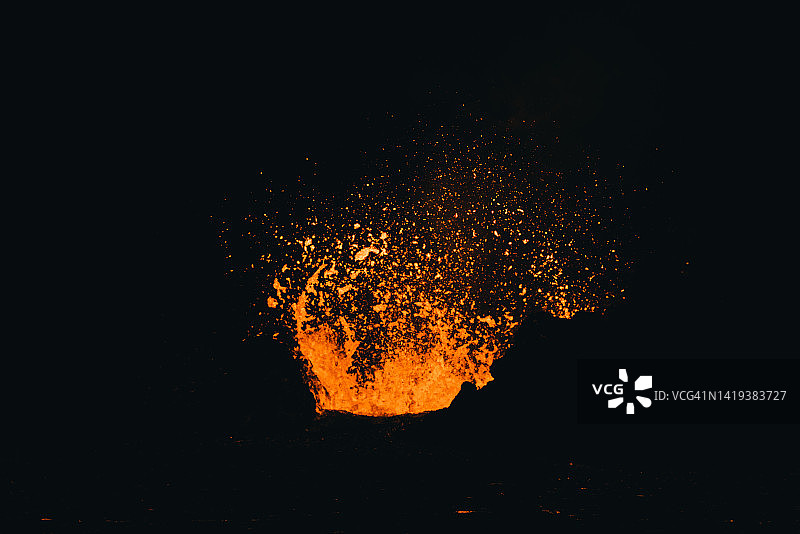 夜晚雷克雅内斯半岛火山坑喷发岩浆，冰岛图片素材
