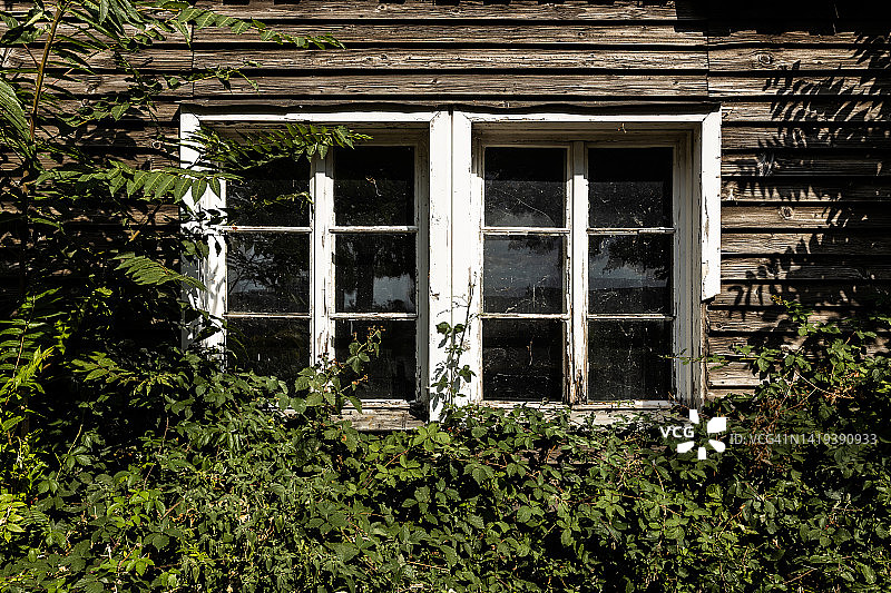 废弃建筑中的旧脏窗户图片素材