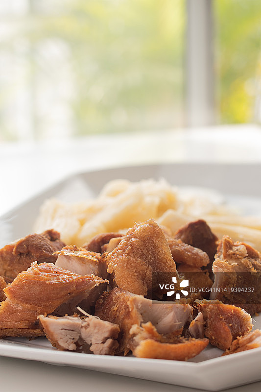 白盘蒸根酸奶奶油油炸猪皮图片素材