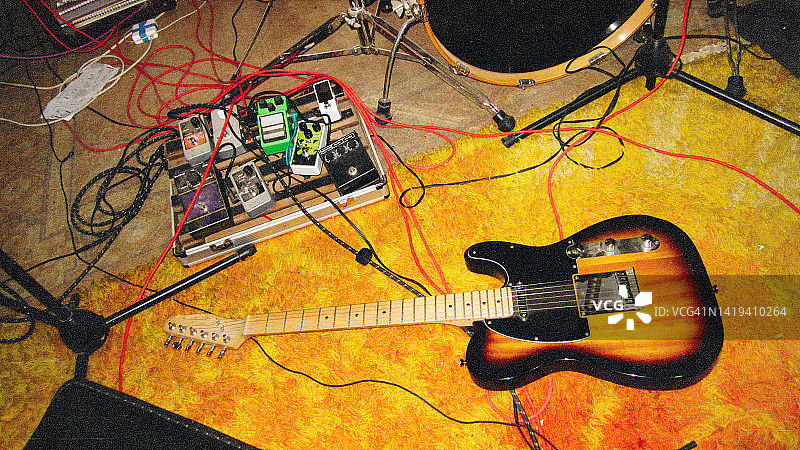 排练室地板上的吉他、鼓和音乐设备图片素材