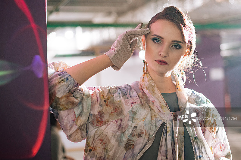 时装周后台的时尚模特女性肖像，展示美丽女性的生活方式，女孩在全新服装系列幕后图片素材