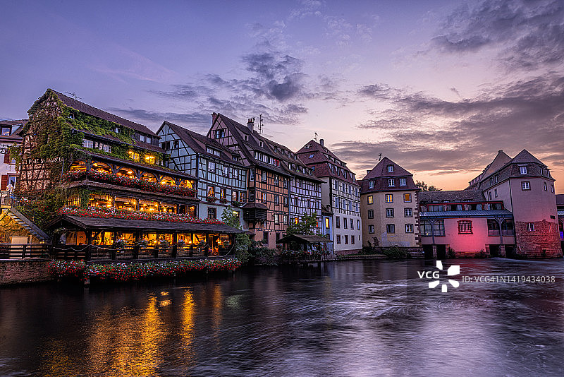 暮色下的法国斯特拉斯堡小法兰西区木筋墙房屋图片素材