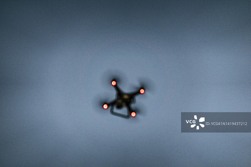 无人机降落模糊影像图片素材