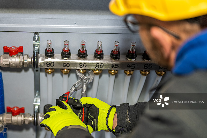 水管工连接地暖系统歧管图片素材