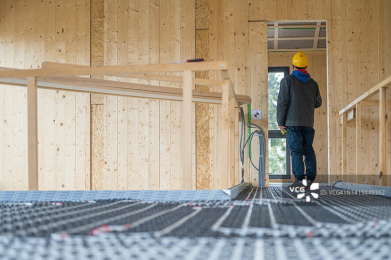 房间内地暖系统安装图片素材