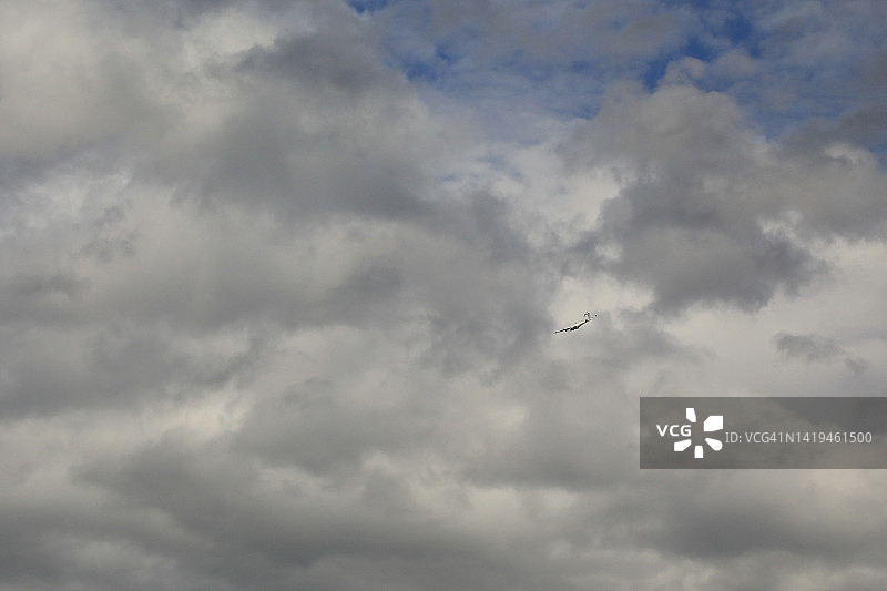 飞行中勘测土地的无人机图片素材