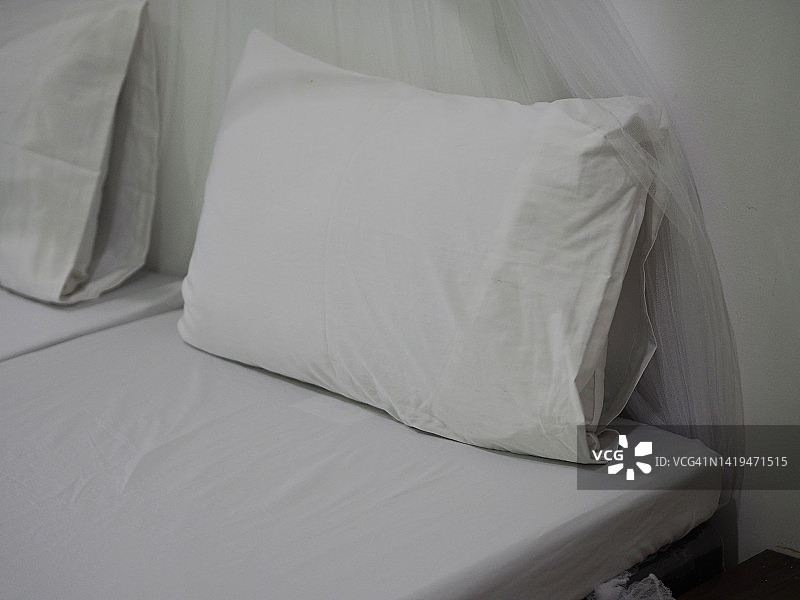 床上的枕头图片素材