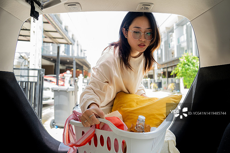 准备搬进学生宿舍的年轻女人图片素材