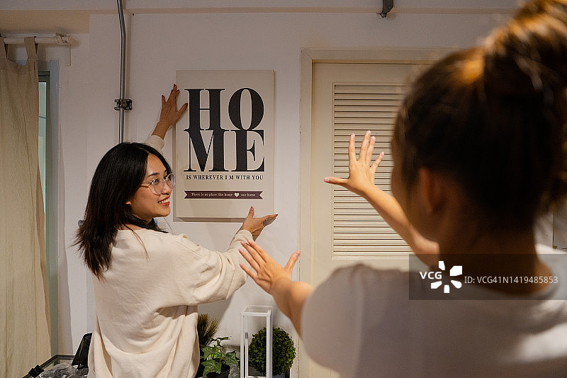 两个室友在搬家日享受快乐图片素材