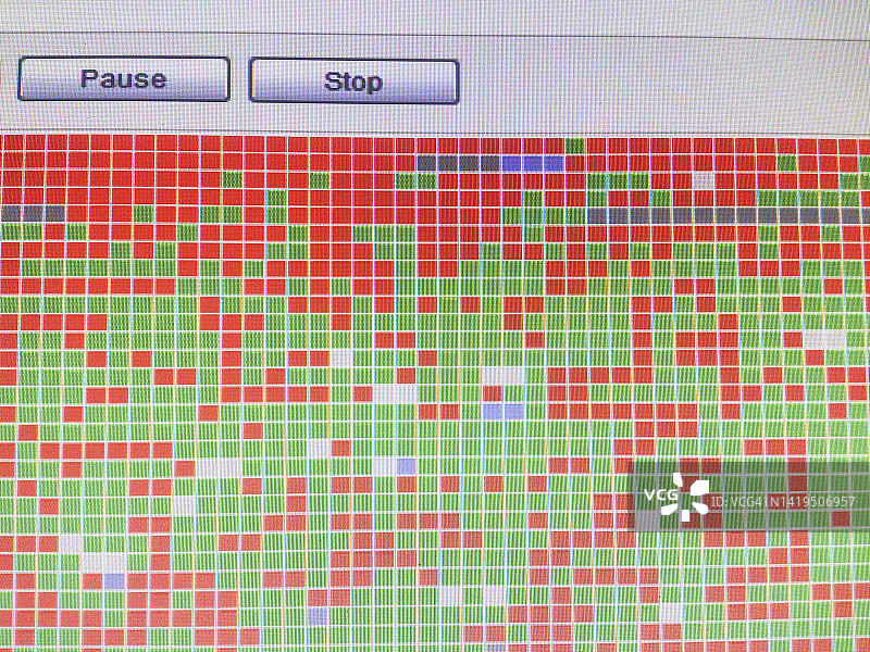 电脑硬盘碎片整理应用程序在显示器上的进度显示图片素材