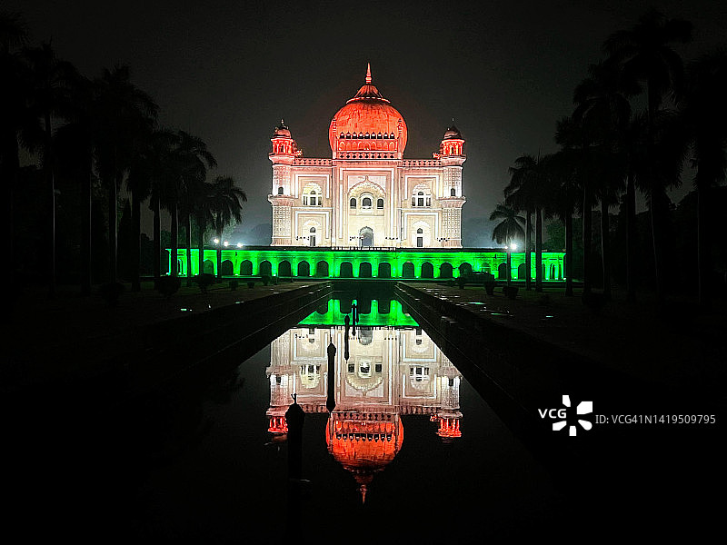 灯光下的萨夫达君墓图片素材