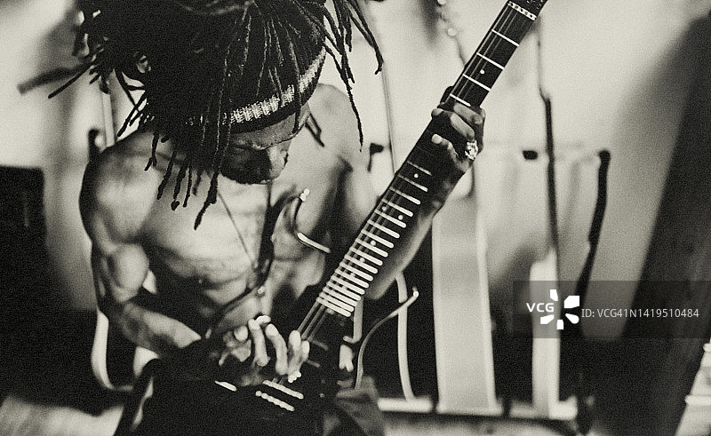 迷失在城市的音乐、节奏、呼吸和活力中图片素材