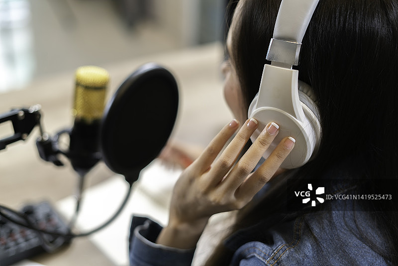 年轻的亚洲女商人录制和播放播客特写图片素材