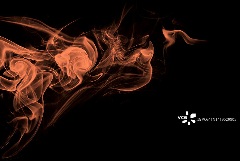 黑色背景上的红色烟雾图片素材
