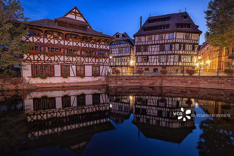 法国斯特拉斯堡小法兰西区黎明时分的半木结构房屋图片素材