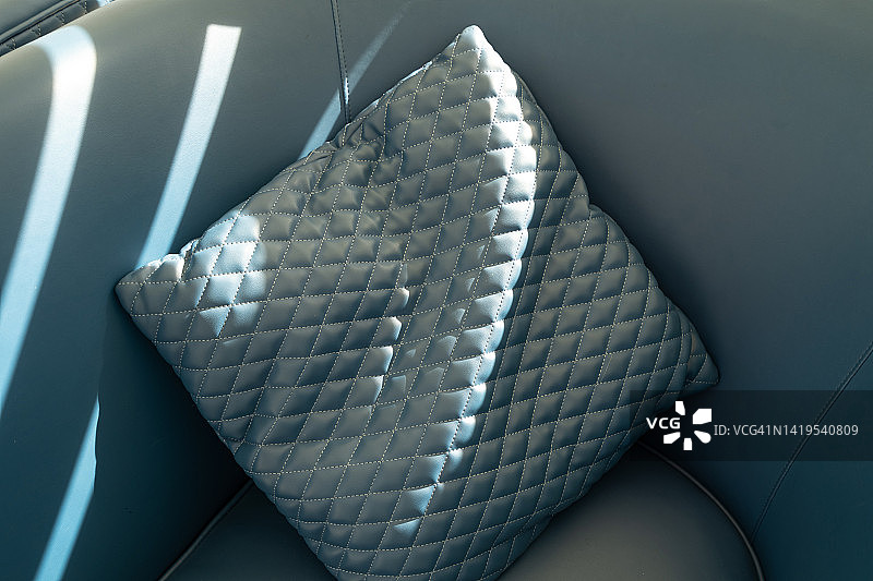 阳光照亮沙发上的靠垫图片素材