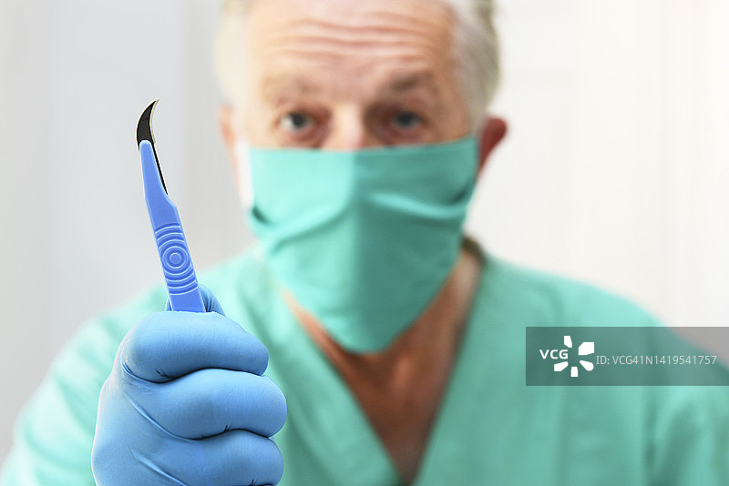 拿着手术刀的外科医生图片素材