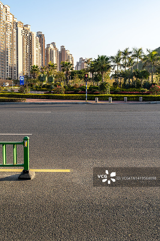 城市空旷的沥青路图片素材