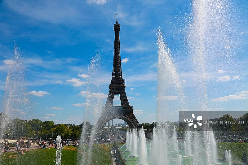 从特罗卡德罗公园隔着塞纳河看埃菲尔铁塔图片素材