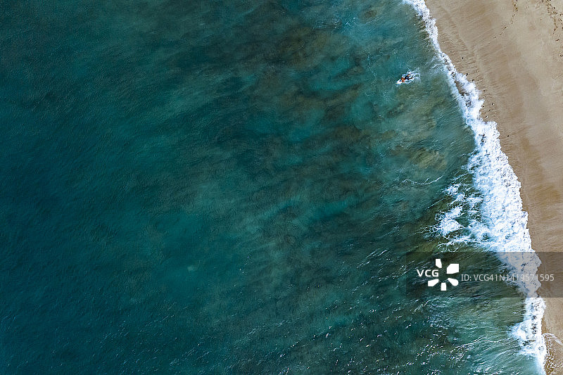 冲浪者在夏威夷瓦胡岛上划水图片素材