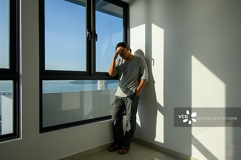 沮丧的男人感到孤独，在房间里迷失图片素材