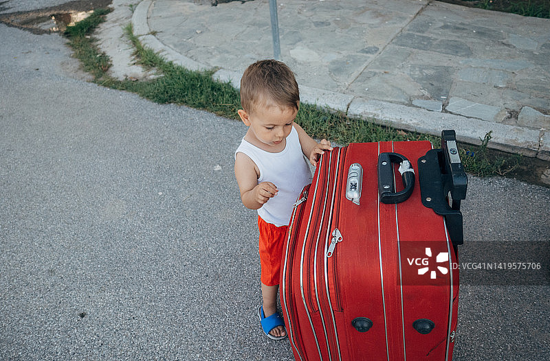 孩子拿着一个手提箱图片素材