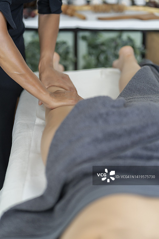 客户享受腿部放松按摩图片素材