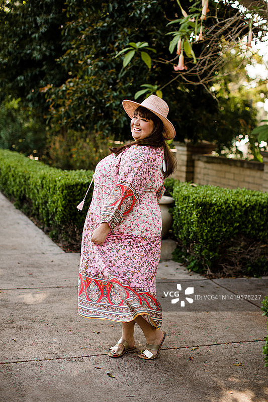 在圣地亚哥身穿超大号连衣裙和帽子的模特图片素材