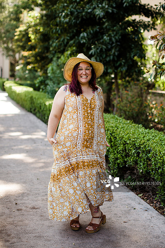 在圣地亚哥穿着连衣裙和帽子的各种身材模特图片素材