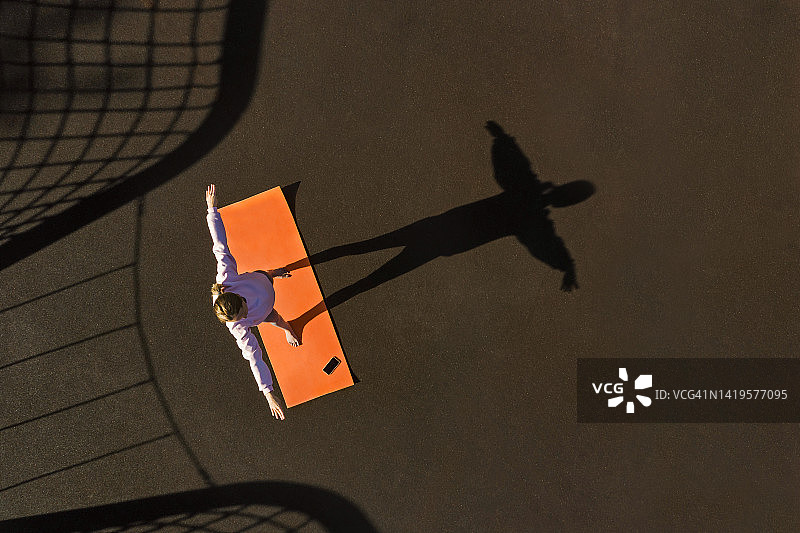 练习瑜伽的女人（航拍视角）图片素材