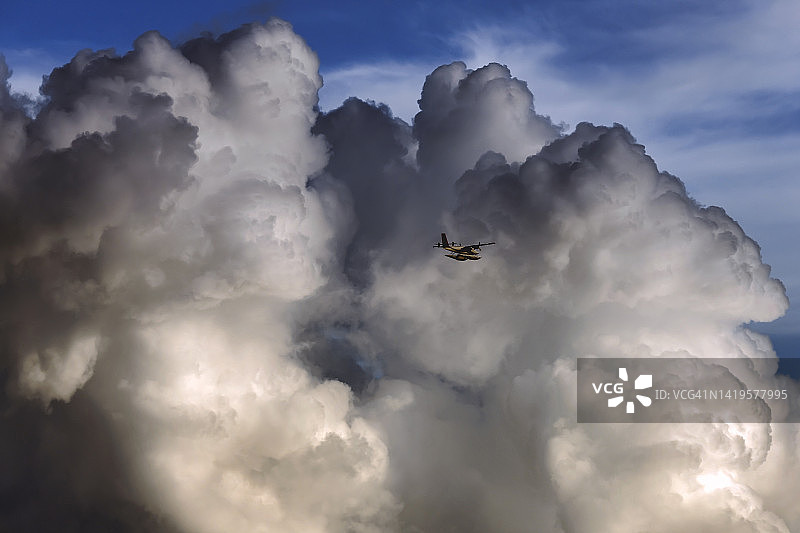 水上飞机与多云天空图片素材