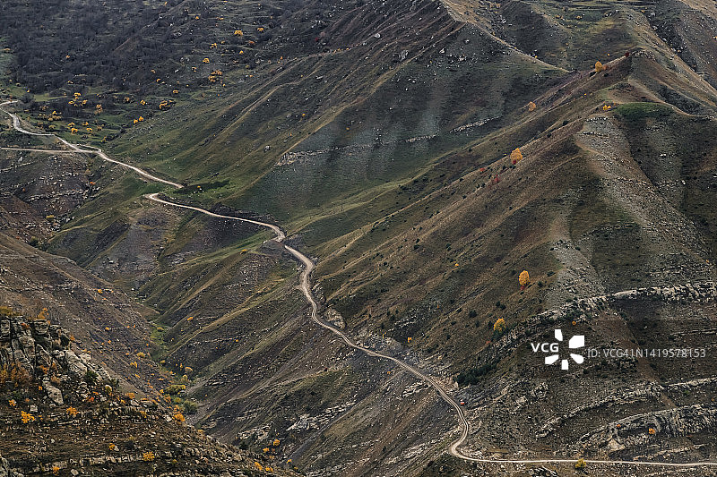 山谷中的一条多风的路图片素材