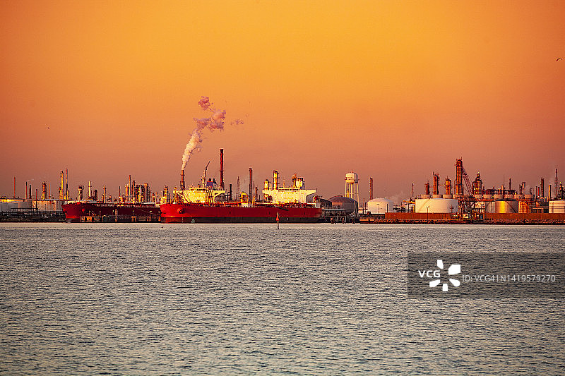 德克萨斯城码头日落时的油轮和炼油厂图片素材