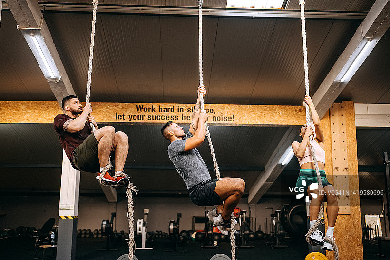 健身房里攀绳的运动人群图片素材