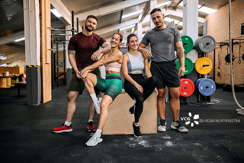 一群年轻英俊的运动员在健身房摆姿势图片素材