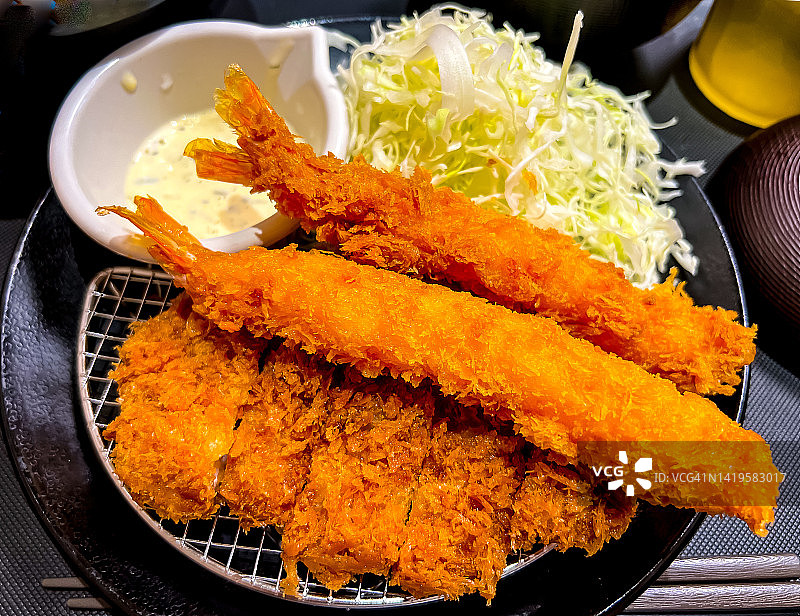 炸虾猪里脊肉饼卷心菜丝配塔 Tartar 酱图片素材