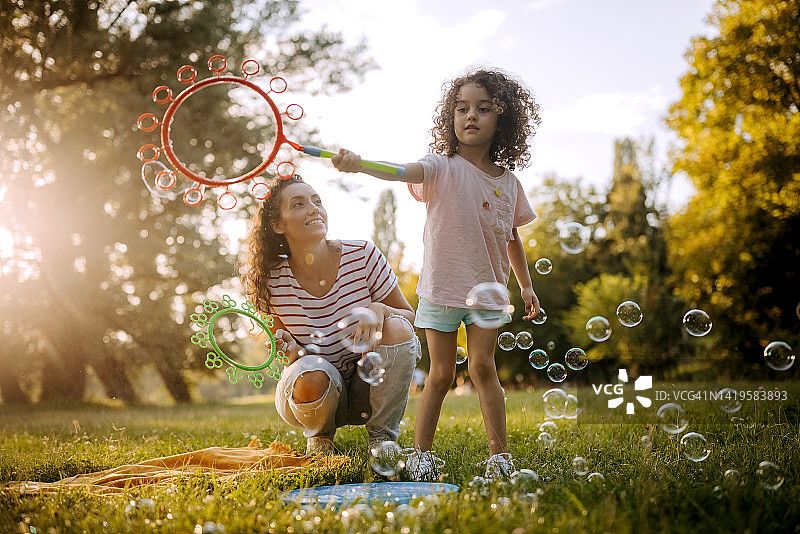 与母亲在户外共度欢乐时光图片素材