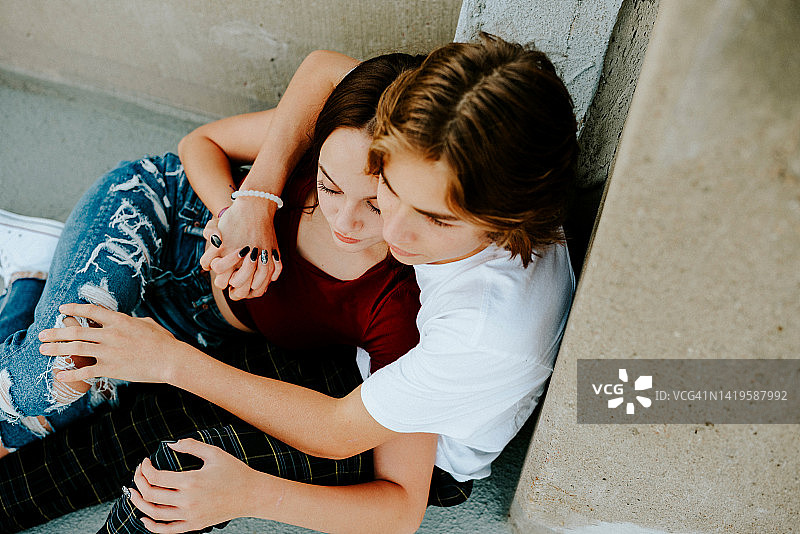 相爱的青少年拥抱和牵手俯视图图片素材