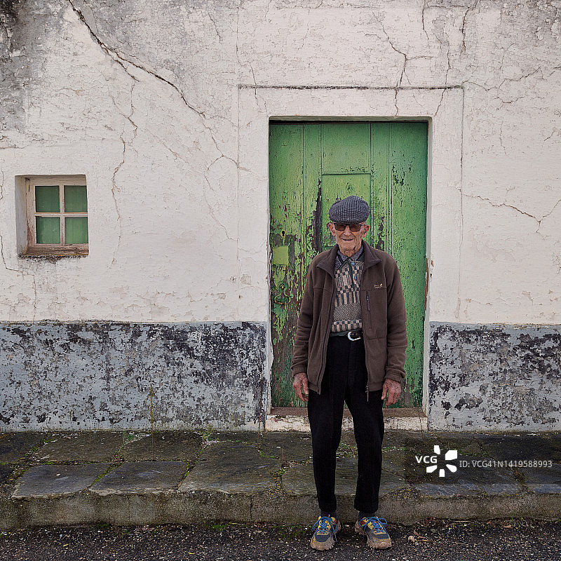 在街上行走的阿连特茹男人图片素材