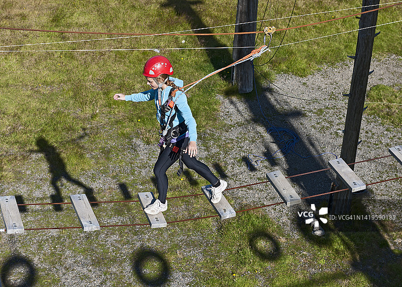 冰岛高空绳索乐园里的少女图片素材